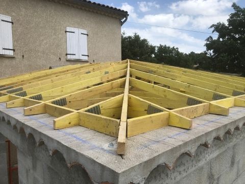 entreprise spécialisée couverture et charpente en Ardèche